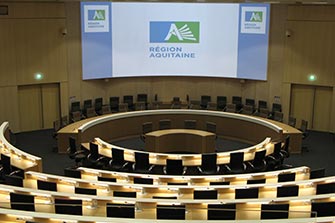 integration de materiel audiovisuel dans la salle du conseil general d'Aquitaine